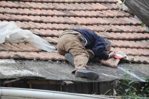 Tamir i&ccedil;in &ccedil;ıktığı &ccedil;atıda kalp krizinden &ouml;ld&uuml;