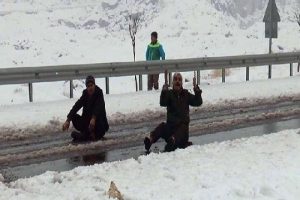 Asfalt isteyen mahalleli karlı yolda oturma eylemi yaptı