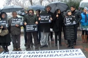 Meclis &ouml;n&uuml;nde 'sokağa &ccedil;ıkma yasağı' protestosu