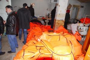 İzmir'de '&ouml;ld&uuml;ren can yeleği' operasyonu