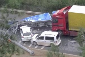 Karayolundaki y&ouml;n tabelası otomobilin &uuml;zerine devrildi: 3 yaralı