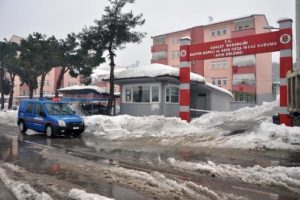 Bartın'da cezaevi &ouml;n&uuml;nde 2 kişiye kurşun yağdırdı