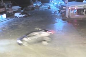 Bursa'da otomobil lokantaya &ccedil;arptı