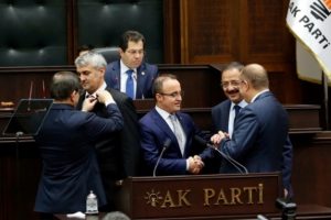 MHP'den AK Parti'ye ge&ccedil;tiler: Rozetleri Davutoğlu taktı