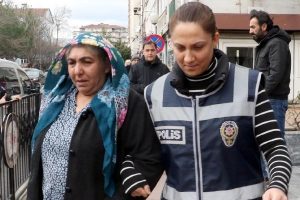 Yaşlı kadının evini soyan anne ve oğlu tutuklandı
