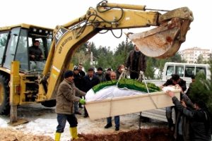 290 kiloluk adam kep&ccedil;e yardımıyla defnedildi