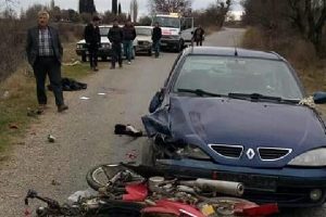 Otomobille &ccedil;arpışan motosikletteki 2 kişi &ouml;ld&uuml;