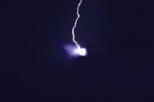 UFO'ya yıldırım &ccedil;arptı sosyal medya &ccedil;ıldırdı
