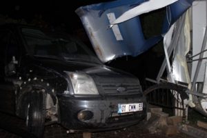 Polisler kaza sonrası olay yerinde yaralı aradı