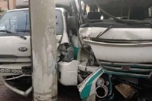 Konya'da minib&uuml;s ile kamyonet &ccedil;arpıştı: 1 &ouml;l&uuml;, 11 yaralı