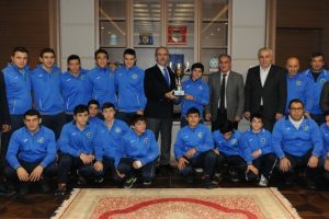 Bursa'da g&uuml;reş takımı sporcuları altınla &ouml;d&uuml;llendirildi