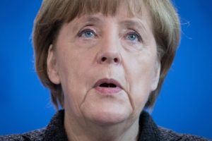 Merkel'in ofisinde ş&uuml;pheli paket paniği
