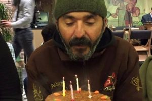 Yeni yıla damgasını vuran hurdacıya s&uuml;rpriz doğum g&uuml;n&uuml;!