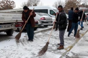 Erzincan'da h&uuml;k&uuml;ml&uuml;lerin kar mesaisi