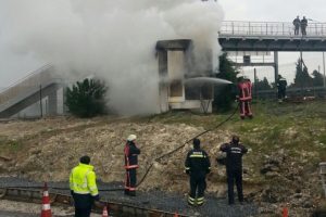 İstanbul'da metrob&uuml;s durağı yanında trafo patladı