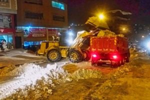 Hakkari'de kamyonlarla kent dışına kar taşındı