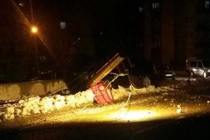 Adıyaman'da otomobil ile hafif ticari ara&ccedil; &ccedil;arpıştı: 2 yaralı
