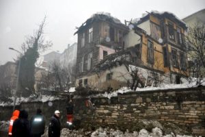 Bartın'da 2 katlı ahşap binanın bir b&ouml;l&uuml;m&uuml; kardan &ccedil;&ouml;kt&uuml;