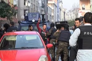 Banka aracı soyan zanlılar kendi evlerine saklandı