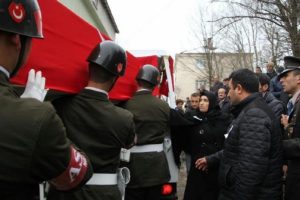 Şehit uzman &ccedil;avuşu 5 bin kişi uğurladı