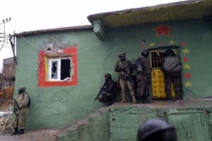 PKK'nın s&ouml;zde gen&ccedil;lik merkezine operasyon