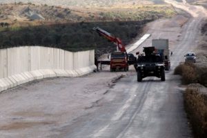 Hatay Yayladağı'nın Suriye sınırına beton bloklarla duvar &ouml;r&uuml;l&uuml;yor