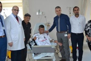 Engelli b&ouml;brek hastası Uğur'a, Beşiktaş forması morali