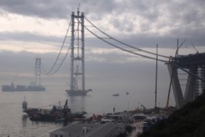 K&ouml;rfez Ge&ccedil;iş K&ouml;pr&uuml;s&uuml; 55 tonluk tabliye yerleştirildi