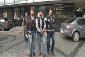 Metrob&uuml;s durağındaki 2 ş&uuml;pheliden 2,5 kilo uyuşturucu &ccedil;ıktı