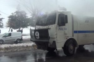 Diyarbakır'da izinsiz y&uuml;r&uuml;y&uuml;şe polis m&uuml;dahalesi