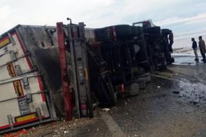 Portakal y&uuml;kl&uuml; TIR devrildi, s&uuml;r&uuml;c&uuml; yaralandı
