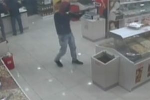 İstanbul'daki silahlı gasp &ccedil;etesi kamerada