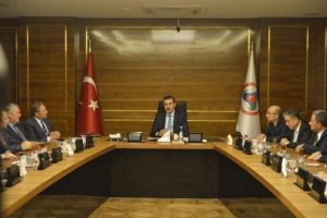Bakan T&uuml;fenkci T&Uuml;RMOB heyetini kabul etti