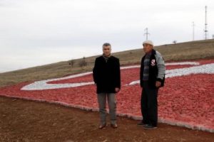 Gen&ccedil;ler i&ccedil;in 800 metrekarelik T&uuml;rk bayrağı yapacak