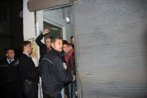 Esnafı bı&ccedil;akladığı iddia edilen Suriyeliler d&uuml;kkana sığındı