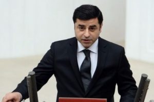 Selahattin Demirtaş'tan hendek kazanlara &ouml;vg&uuml;