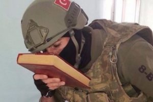 Kur'an-ı Kerim'i &ouml;p&uuml;p, başına koydu