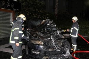 Oto galeriye molotof kokteyli attılar
