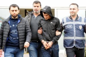 Taksiciyi gasp edip ka&ccedil;tılar 3 saat sonra yakalandılar