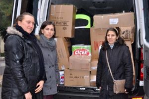 Şırnak'ta ter&ouml;rle m&uuml;cadele eden eşlerine yiyecek g&ouml;nderdiler