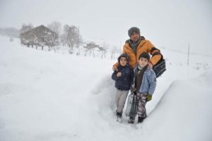 Kar nedeniyle gelemeyen &ouml;ğrencilerini okula taşıyor