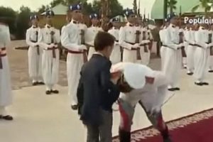 Fas Kralının oğlu bu kez elini &ouml;pt&uuml;rmek istemedi