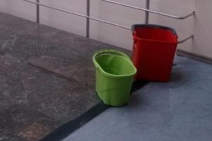 Tavanı akan k&uuml;t&uuml;phaneye 'kova'lı &ccedil;&ouml;z&uuml;m
