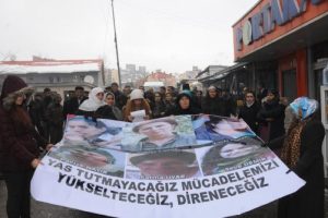 Silopi'de 3 kadının &ouml;ld&uuml;r&uuml;lmesi Hakkari'de protesto edildi