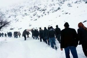 6 kilometre omuzlarında taşıdılar ama...