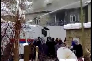 K&ouml;ydeki ev yangınını jandarmanın TOMA'sı s&ouml;nd&uuml;rd&uuml;