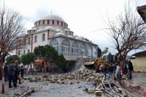 Manisa'da minare fırtınaya dayanamadı