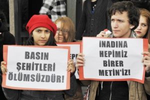 Kocaeli &Uuml;niversitesi &ouml;ğrencileri Metin G&ouml;ktepe'yi andı