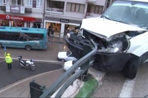 Bursa'da k&ouml;pr&uuml;l&uuml; kavşağın korkuluklarına asılı kaldı!