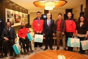 Bursalı sporcular madalya sevincini Başkan Bozbey ile paylaştılar